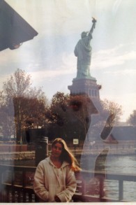 Carole Baumgartner devant La statue de la liberté