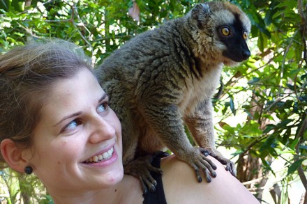 die Lemuren turnen auf uns wie auf Bäumen