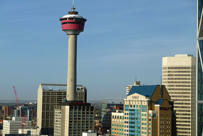 Aussicht vom Delta Bow Valley auf die Innenstadt mit Calgary Tower