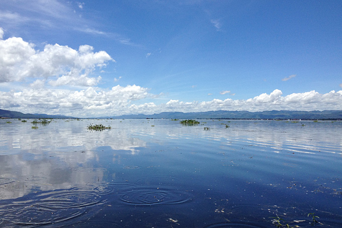 Le lac Inle lisse comme un miroir