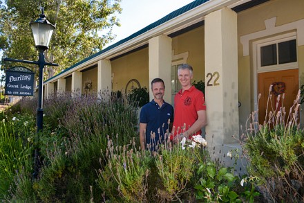 Oliver Studer & Stephan Moser vor ihrer Darlin Lodge