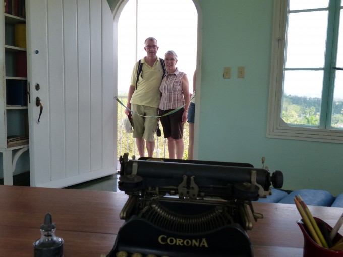 Ernst & Magdalena Hauser hinter Hemingways Schreibmaschine