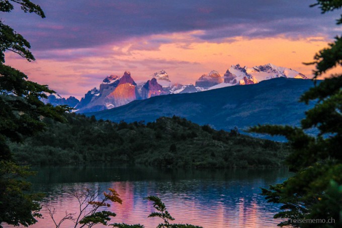 Sonnenaufgang in Cuernos del Paine, Patagonien