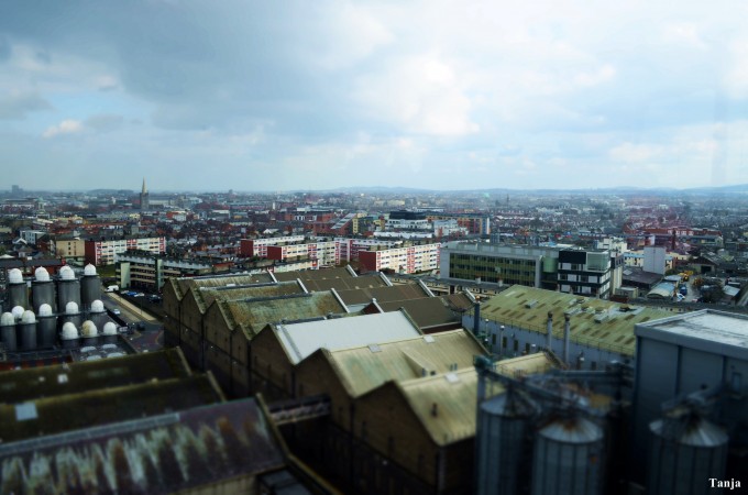 Fantastische Aussicht von der Gravity-Bar über ganz Dublin, die sich zuoberst in der Guinness-Brauerei befindet