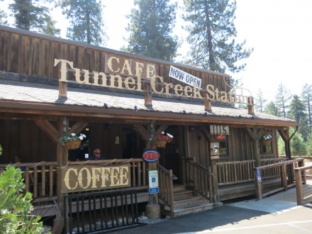 Tunnel Creek Cafe. Bei Burger'n'Beer werden Geschichten und Erlebnisse ausgetauscht. 
