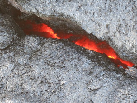 Zuerst erkennt man nur durch Spalten Lava
