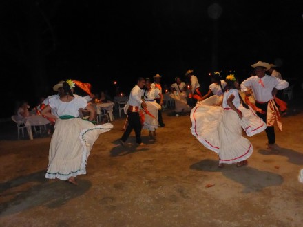 Einheimische Tanzgruppe im Hotel Capitàn Suizo