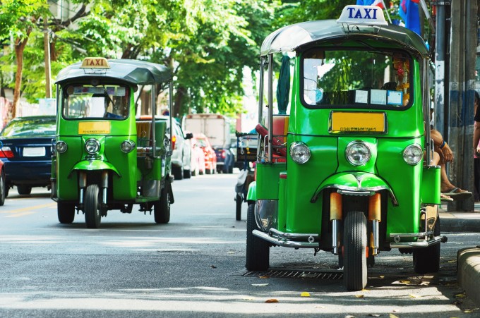 Zwei Tuk-Tuk-Taxis in Bangkok