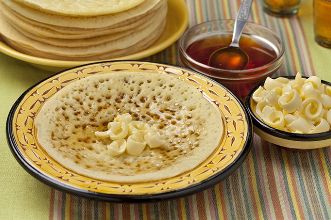Marokkanische Pfannkuchen mit Butter und Honig