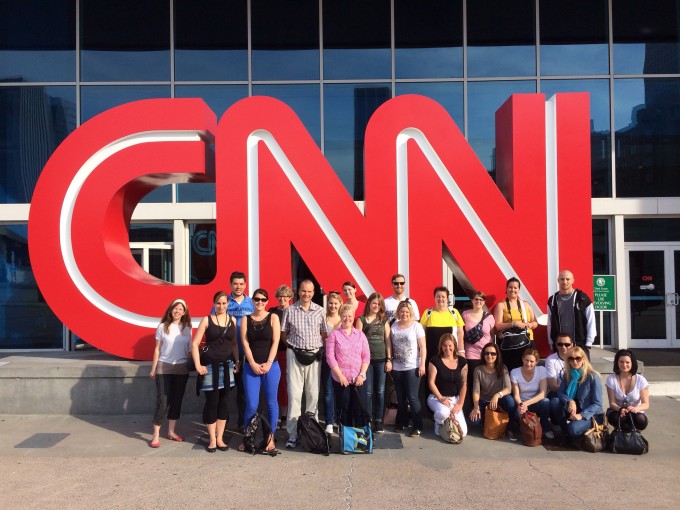 Unsere Studienreise-Gruppe vor dem CNN Gebäude in Atlanta