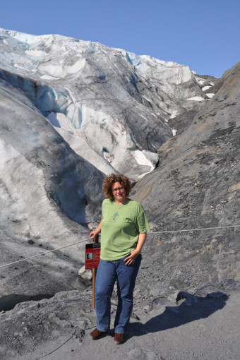 Saskia Weber devant le glacier Exit près de Seward