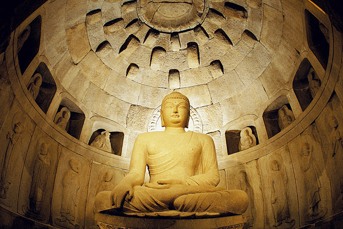 Statue dans la grotte de Seokguram, dans le temple de Bulguksa, Gyeongju