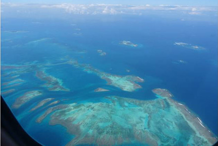 Aussicht auf das Riff während des Flugs zwischen Grand Terre und Ile des Pins