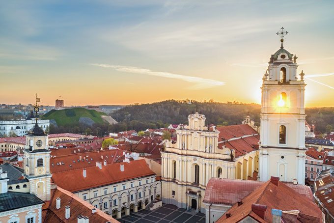 Panorama über die Altstadt von Vilnius und die St. Johanniskirche 