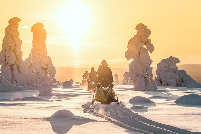 Schneemobiltour in der Abendsonne in Äkäslompolo