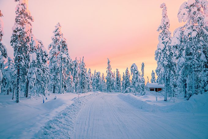 Sonnenaufgang im Winter in Levi, Finnisch Lappland