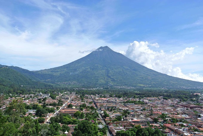 Antigua und der Volcán de Agua