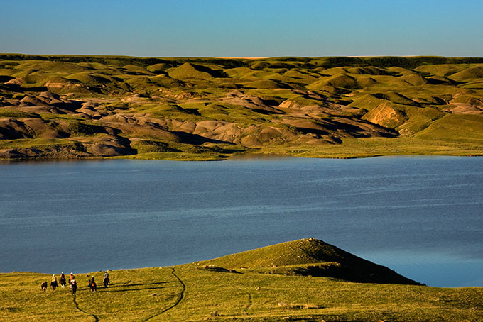 Sortie équestre au bord du lac Diefenbaker du La Reata Ranch au Saskatchewan, Canada