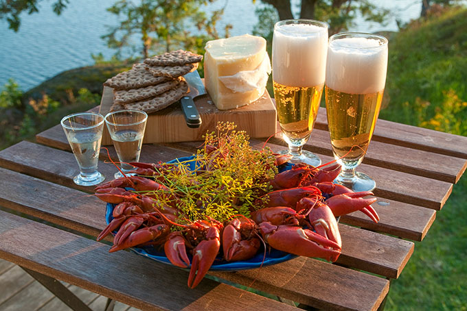 Suède: manger des crabes avec ses amis
