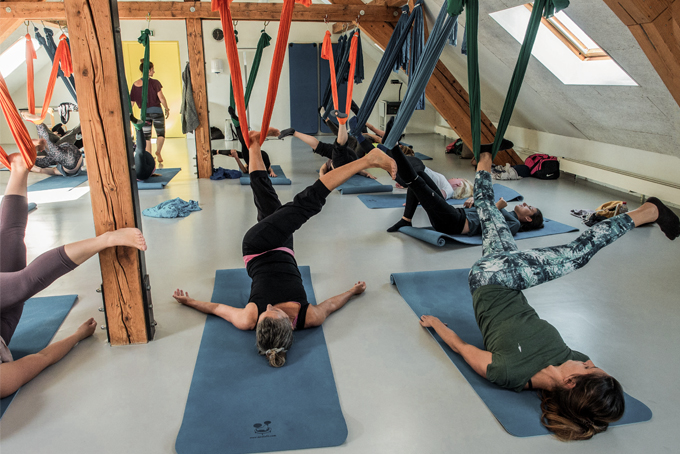 Aerial Yoga – ein Gefühl von Schwerelosigkeit