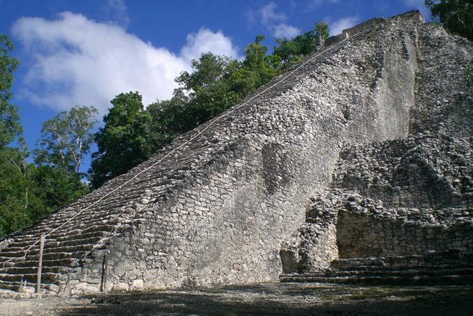 Die 42 m hohe Pyramide «Nohoch Mul» in Cobá
