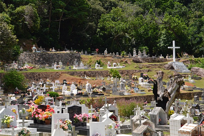 Ein farbenfroher Friedhof auf La Digue
