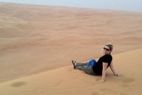 Sandra Leuenberger in der Wahiba Sands Wüste, Oman