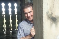 Marino Picciati entre les murs du temple Angkor Wat.