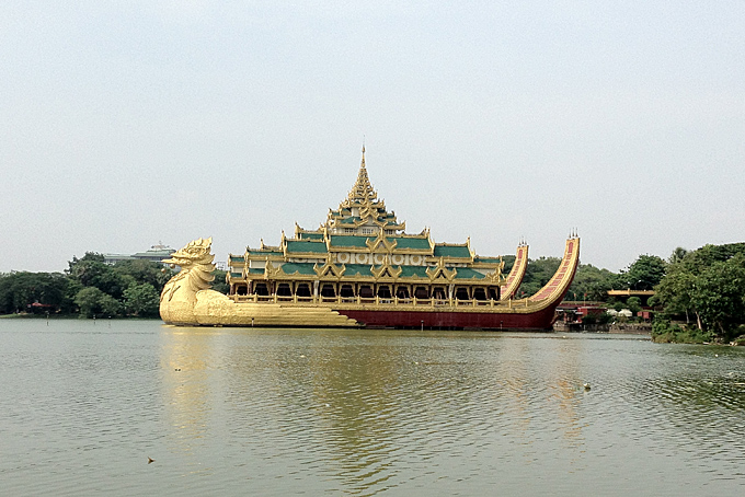 Barque royal Yangon