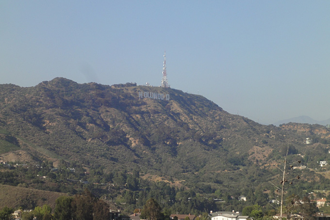 Sicht auf den Hollywood Schriftzug vom Mulholland Drive her