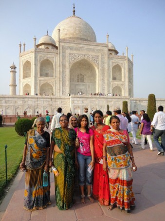 Frauen vor dem Taj Mahal