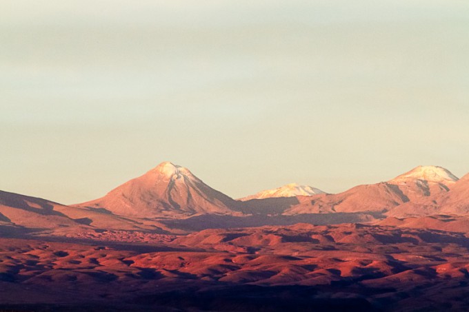 Atacama-Wüste mit dem Vulkan Lincancabur