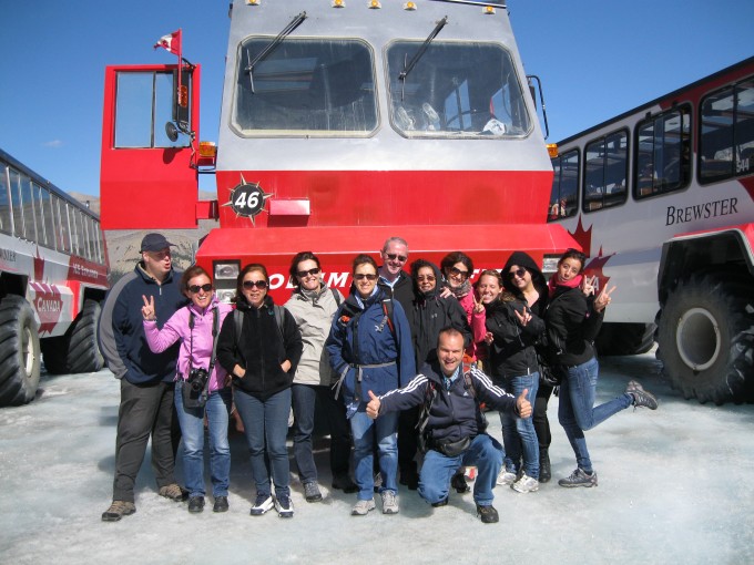 Notre groupe en sortie sur le glacier Athabasca, devant les fameuses snowcoach !