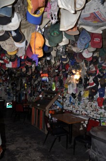 Baseball caps und Visitenkarten in der Bar