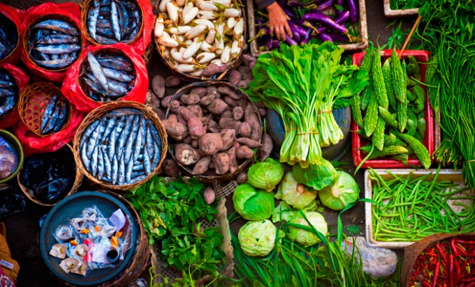 Farbiger Fisch und Gemüse können auf dem Markt in Ubud gekauft werden