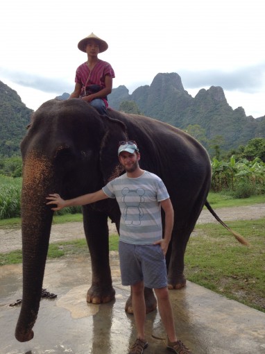 Yvan Glannaz et un Elephant en parc nationale de Khao Sok 