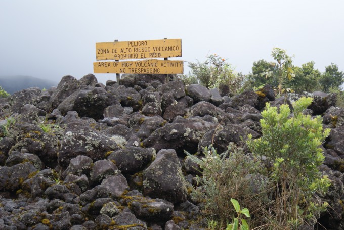 Interdiction de poursuivre son chemin à cause de la forte activité du volcan – Arenal