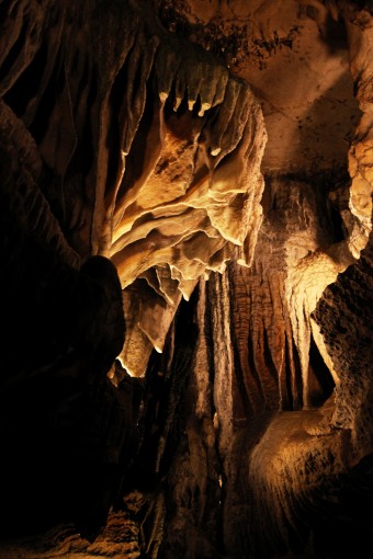 Tropfsteinhöhle auf dem unterirdischen Weg zu den Ruby Falls