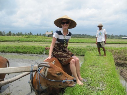 Stefanie Marck beim Reisanbau