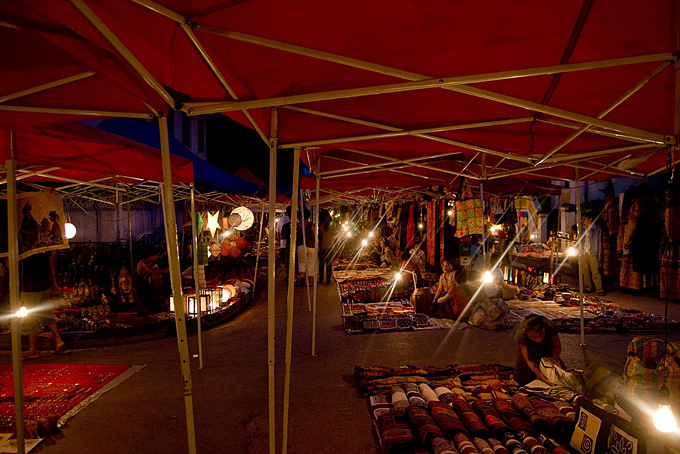 Nachtmarkt in Luang Prabang, Laos (Copyright: js42 @ flickr)