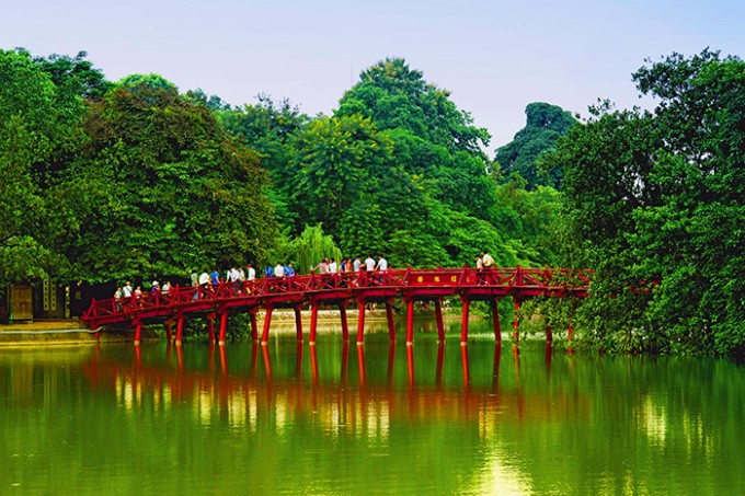 Am Ufer des Hoan-Kiem-Sees in Hanoi