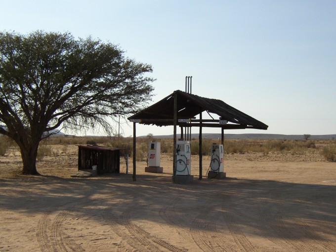 Auf dem Weg nach Sossusvlei - Tankstelle in der Wüste Namibias. Kaum vorstellbar, dass es hier Benzin hat – hat es aber! 