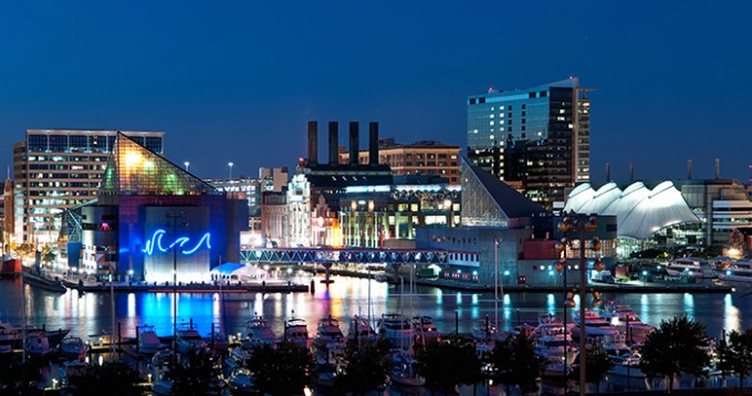 Der Hafen Inner Harbor mit dem National Aquarium im Hintergrund, Baltimore