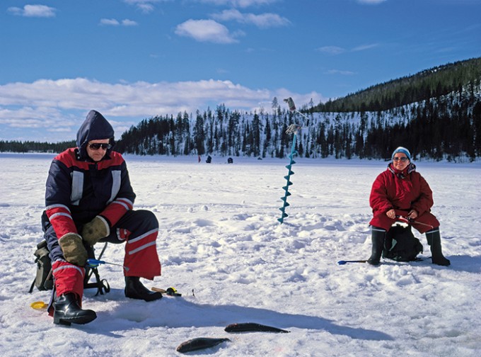 Pêche sur glace et essai de la méthode de pêche traditionnelle