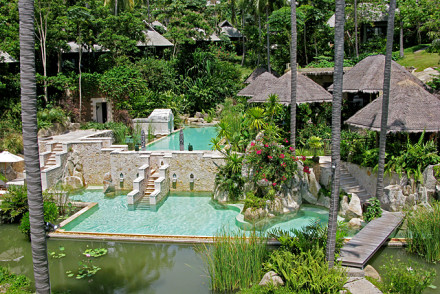 Untere Pool-Landschaft des Kamalaya Ressort mit dem Amrita Lunch Restaurant (rechts). Die gesamte Hotelanlage wurde sorgfältig in den Dschungelhang eingefügt.