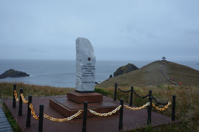 Au loin le monument du Cap Horn et celui des marins disparus en mer