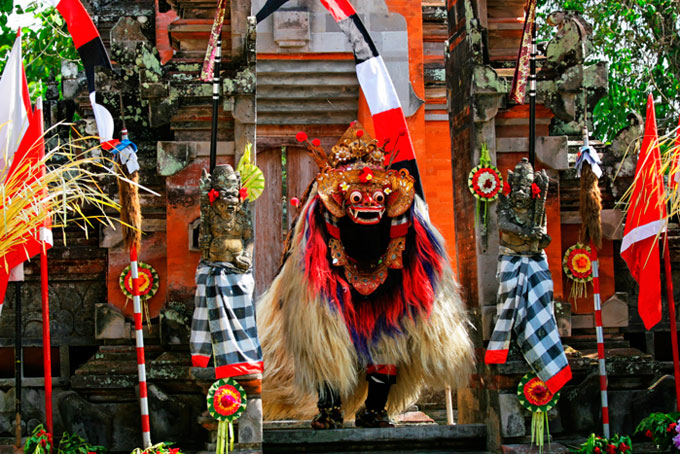 Barong, eine löwenartige Figur und wichtiger Charakter in der balinesischen Mythologie, steht für das Gute und kämpft im beliebtesten balinesischen Tanz gegen die böse Hexe Rangda.