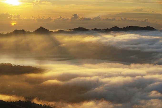 Der aktive Schichtvulkan Mount Batur in Bali