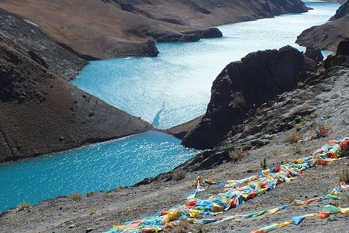 Lac de montagne au Tibet