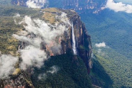 Angel Fall. 970 Meter fällt das Wasser vom Hochplateau in den Regenwald